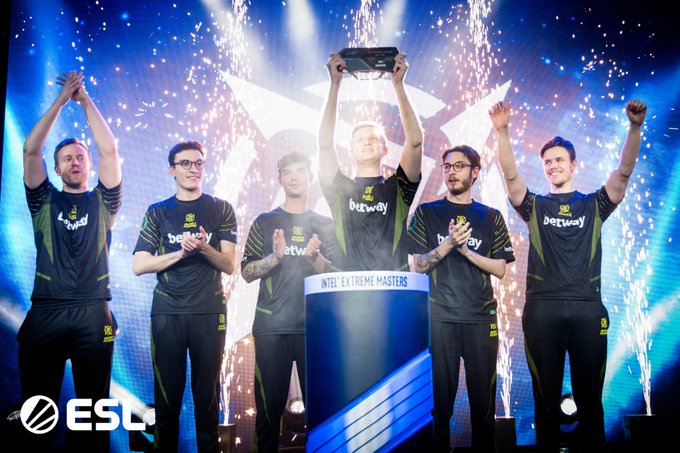 中展现出极 中展现出极